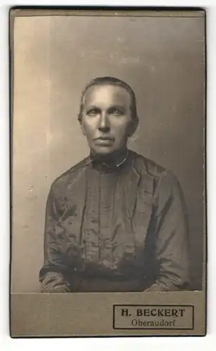 Fotografie H. Beckert, Oberaudorf, Portrait Frau mit zusammengebundenem Haar