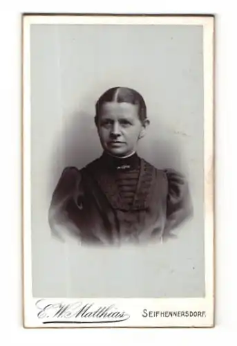 Fotografie E.W. Matthias, Seifhennersdorf, Portrait einer bürglerlichen Dame in schwarzer Bluse