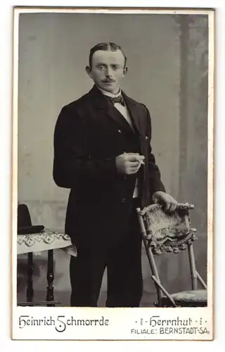 Fotografie Heinrich Schmorrde, Herrnhut / S., Portrait junger Mann im Anzug mit Zigarette