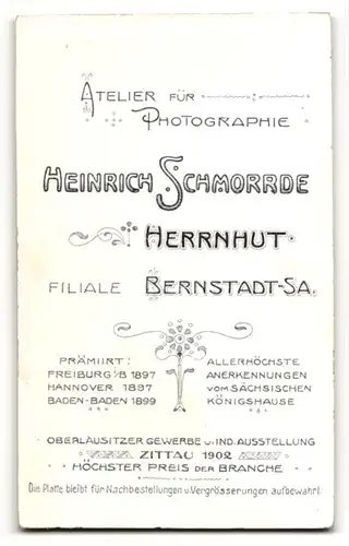 Fotografie Heinrich Schmorrde, Herrnhut / S., Portrait junger Mann im Anzug mit Zigarette