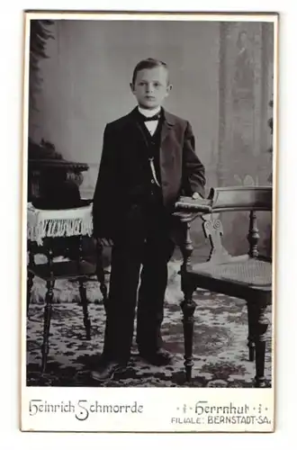 Fotografie Heinrich Schmorrde, Herrnhut / S., Portrait Knabe im Anzug mit Fliege