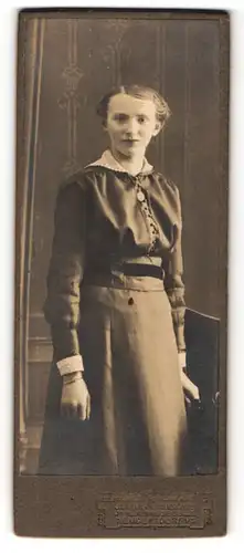 Fotografie Julius Grusche, Neugersdorf, Portrait bürgerliches Mädchen im Kleid