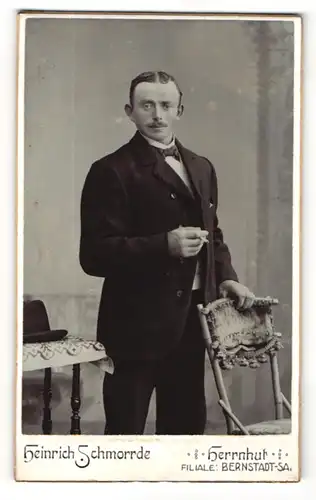 Fotografie Heinrich Schmorrde, Herrnhut / S., Portrait feiner Herr im Anzug mit Zigarette