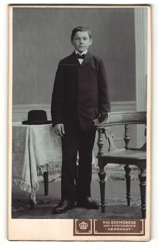 Fotografie Heinrich Schmorrde, Herrnhut / S., Portrait Knabe im dunklen Anzug