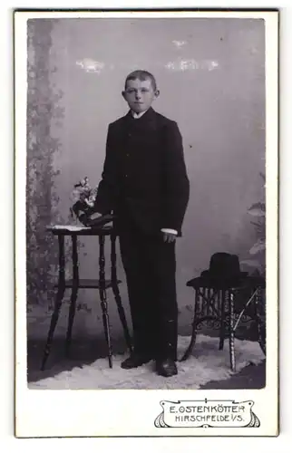 Fotografie E. Ostenkötter, Hirschfelde / S., Portrait Bursche im schwarzen Anzug