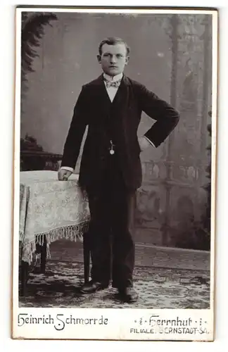 Fotografie Heinrich Schmorrde, Herrnhut / S., Portrait junger Mann im Anzug mit Fliege