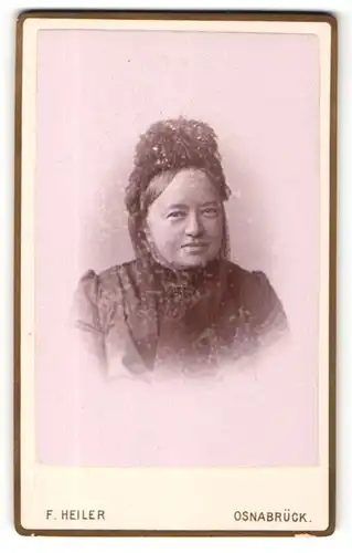 Fotografie F. Heiler, Osnabrück, Portrait betagte Dame mit Kopfputz