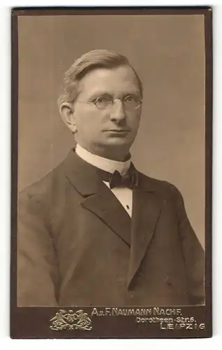 Fotografie A. u. F. Naumann Nachf., Leipzig, Portrait Herr mit Brille in Anzug