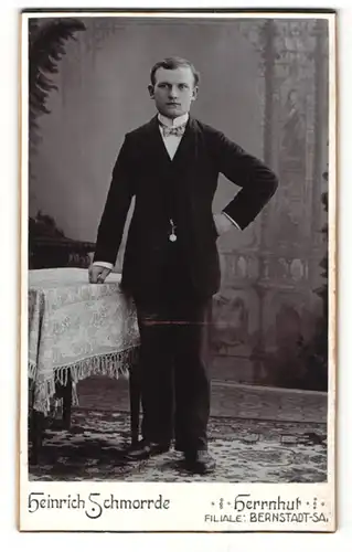 Fotografie Heinrich Schmorrde, Herrnhut, Portrait halbwüchsiger Knabe in festlicher Kleidung