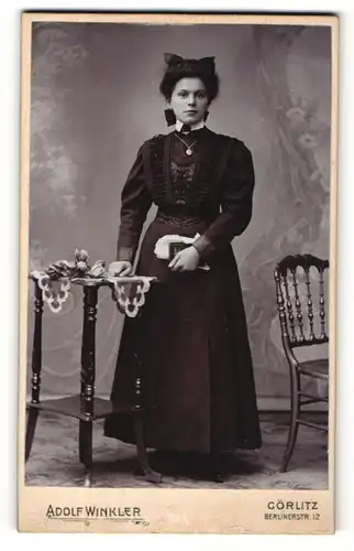 Fotografie Adolf Winkler, Görlitz, Portrait Fräulein in festlicher Kleidung