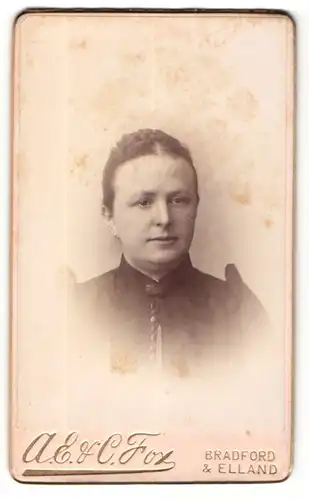 Fotografie A. E. C. Fox, Bradford, Portrait Dame mit Flechtfrisur