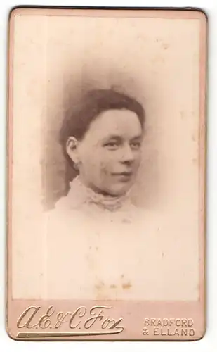 Fotografie A. E. & C. Fox, Bradford, Portrait junge Dame mit Ohrring