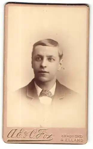 Fotografie A. E. & C. Fox, Bradford, Portrait junger blonder Herr im Anzug