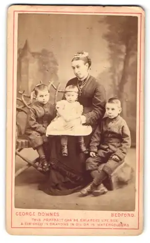 Fotografie George Downes, Bedford, Portrait einer Mutter mit drei Kindern