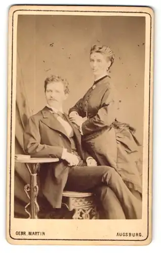 Fotografie Gebr. Martin, Augsburg, Portrait junges elegant gekleidetes Paar