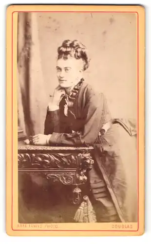 Fotografie Abel Lewis, Douglas, Portrait wunderschönes Fräulein mit eleganter Hochsteckfrisur