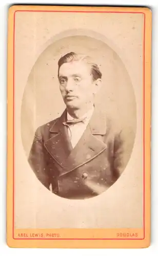 Fotografie Abel Lewis, Douglas, Portrait stattlicher Herr mit Fliege im Anzug