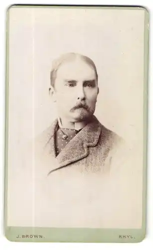 Fotografie J. Brown, Rhyl, Portrait Herr mit Knebelbart und ernstem Blick