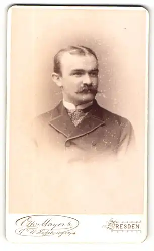 Fotografie Otto Mayer, Dresden, Portrait charmant blickender Herr mit Schnurrbart