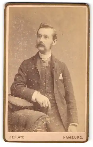 Fotografie H. F. Plate, Hamburg, Portrait junger stattlicher Mann mit Schnurrbart im Jackett