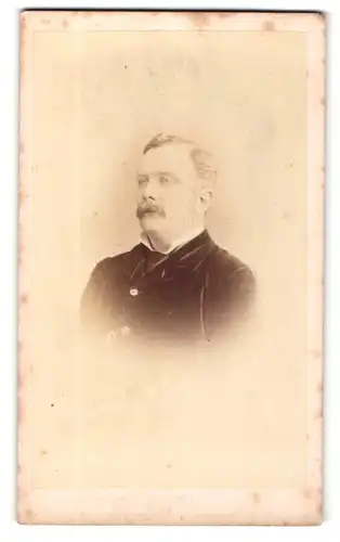 Fotografie M. Baudoux, Saint Helier, Portrait stattlicher Herr mit Oberlippenbart