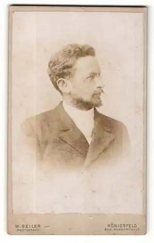Fotografie W. Seiler, Königsfeld / bad. Schwarzwald, Portrait junger hübscher Mann mit Bart im Jackett