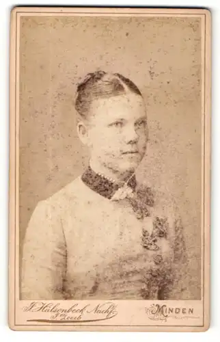 Fotografie J. Hülsenbeck, Minden i. W., Portrait wunderschönes Fräulein mit Halskette und Brosche am Kragen