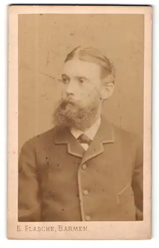 Fotografie E. Flasche, Barmen, Portrait stattlicher junger Mann mit Vollbart und zurückgekämmtem Haar