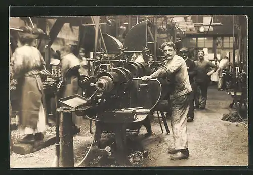 Foto-AK Arbeiter in der Fabirk