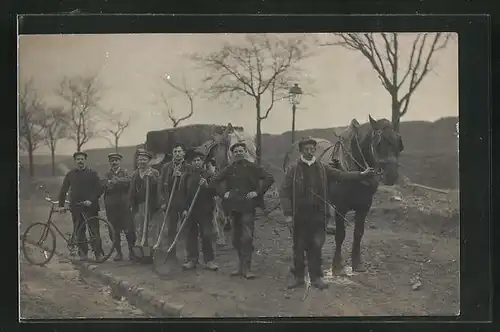Foto-AK Arbeiter mit Pferdewagen im Strassenbau