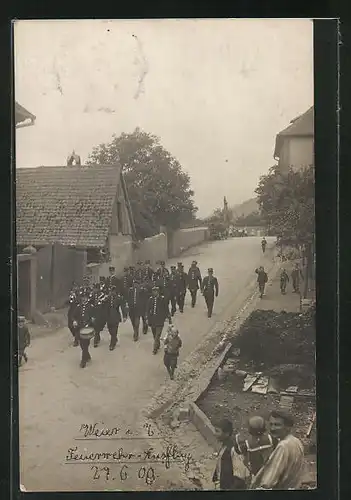 Foto-AK Weier im Thal, Feuerwehr-Ausflug 1909, Feuerwehrleute in Uniform