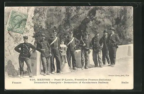AK Menton, Frontière Franco-Italienne, Douaniers Francais, Douaniers et Gendarmes Italiens, Zöllner an der Grenze