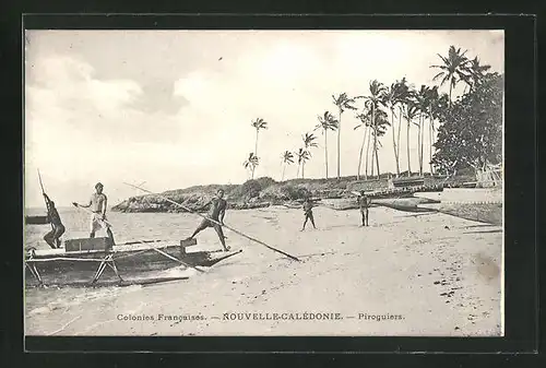 AK Ozeanien, Nouvelle-Caledonie, Piroguiers, Männer auf Booten am Strand