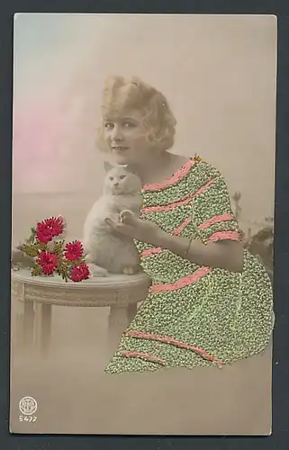 Stick-AK Schöne Blondine in gesticktem Kleid mit weisser Katze