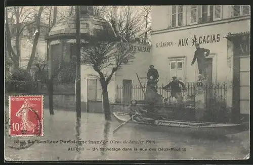 AK Alfort, Crue de 1910, Un Sauvetage dans la Rue des Deux-Moulins, Strassenpartie bei Hochwasser