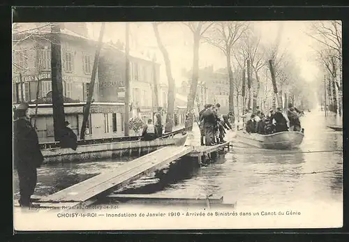 AK Choisy-le-Roi, Inondations 1910, Arrivee de Sinistres dans un Canot du Genie, Hochwasser