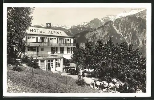 AK Braunwald, Hotel Alpina mit Schweizer Flagge