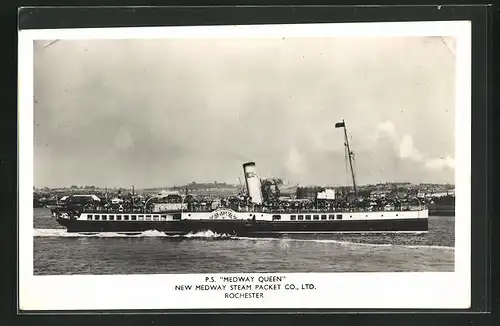 AK P.S. Medway Queen fährt eine Küste entlang, New Medway Steam Packet Co. Ltd., Passagierschiff