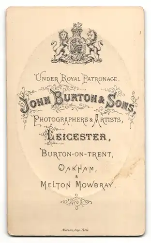Fotografie John Burton & Sons, Leicester, Portrait Herr mit Schnauzer im Anzug