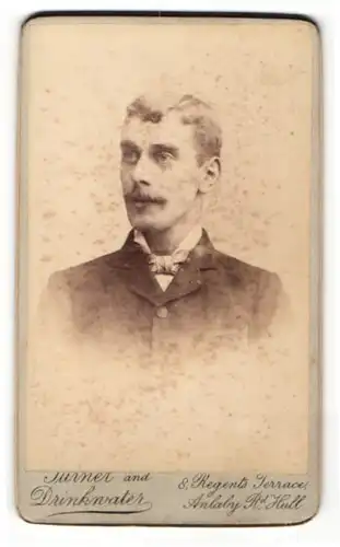 Fotografie Turner and Drinkwater, Hull, Portrait junger Mann im Anzug