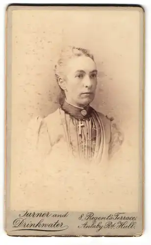 Fotografie Turner and Drinkwater, Hull, Portrait junge Dame in Bluse mit Kreuzkette