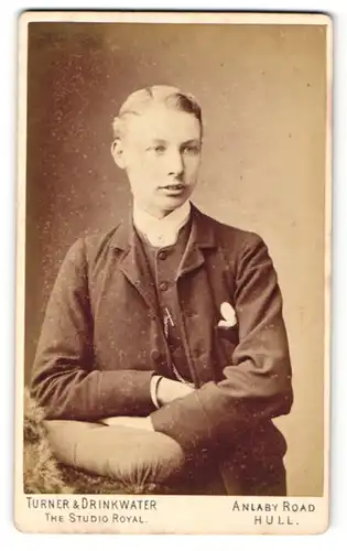 Fotografie Turner & Drinkwater, Hull, Portrait Knabe im Anzug