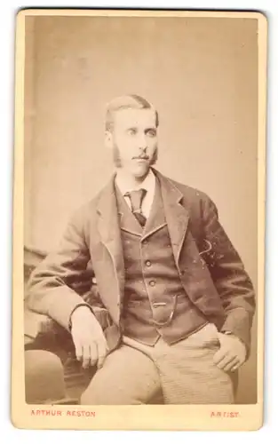 Fotografie Arthur Reston, Stretford, Portrait junger Mann mit Backenbart im Anzug