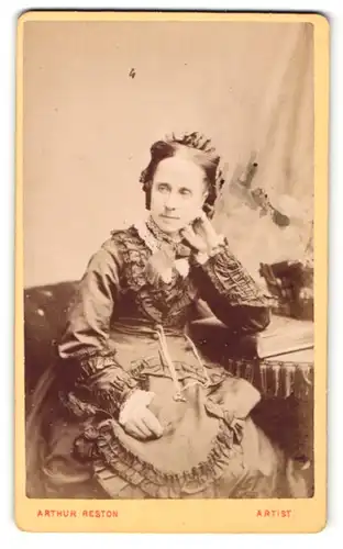 Fotografie Arthur Reston, Stretford, Portrait Dame im Kleid mit Kopfschmuck
