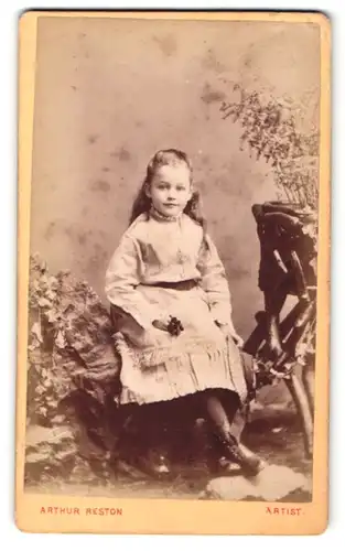 Fotografie Arthur Reston, Stretford, Portrait kleines Mädchen im Kleid