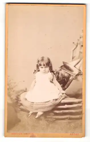 Fotografie Arthur Reston, Stretford, Portrait niedliches kleines Mädchen im weissen Kleid