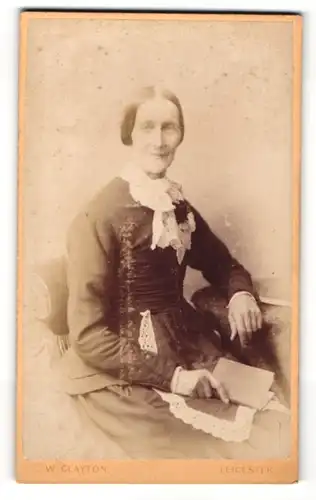 Fotografie Walter Glayton, Leicester, Portrait ältere Dame im Kleid mit Buch