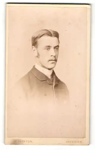 Fotografie Walter Glayton, Leicester, Portrait junger Mann im Mantel