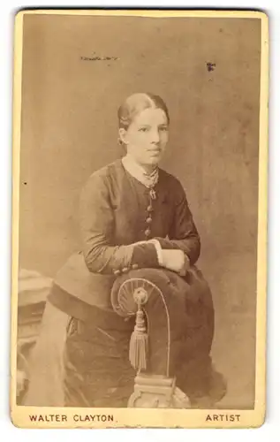 Fotografie Walter Glayton, Leicester, Portrait hübsches Mädchen im Kostüm