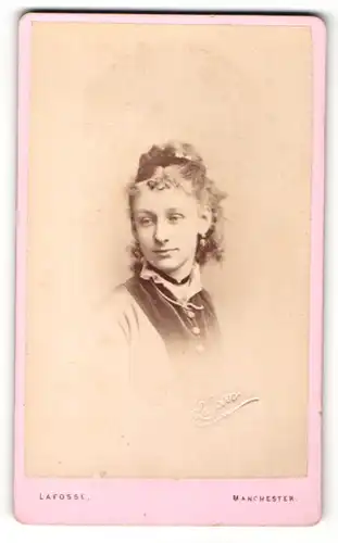 Fotografie Lafosse, Manchester, Portrait niedliches Mädchen mit Schleife im Haar